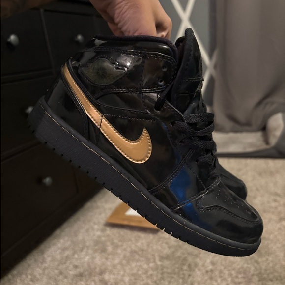2010 JORDAN 1 PHAT  'BLACK METALLIC GOLD' PATENT LEATHER - Picture 1 of 8